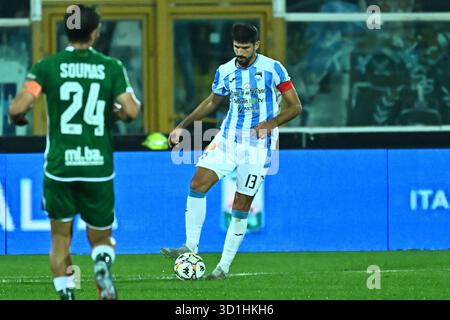 Pescara, Italia. 28 ottobre 2025. Riccardo Brosco di Delfino Pescara durante la partita di serie B BKT tra Pescara calcio e US Avellino 1912 allo Stadio Adriatico-Cornacchia il 28 ottobre 2025 a Pescara. ( Crediti: Andrea Iommarini/Alamy Live News Foto Stock