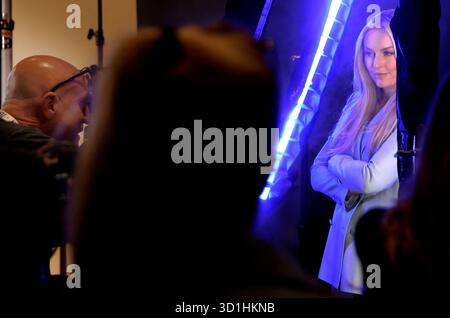 New York, Stati Uniti. 28 ottobre 2025. Lindsey Vonn, il pilota di sci alpino della Coppa del mondo americana, a destra, è stato fotografato dal fotografo sportivo Getty al bello al Team USA Media Summit presso il Javits Center martedì 28 ottobre 2025 a New York City. L'evento aiuta a mettere in luce gli atleti statunitensi nella loro ricerca per le Olimpiadi invernali 2026 a Milano Cortina, in Italia. Foto di Peter Foley/UPI. Crediti: UPI/Alamy Live News Foto Stock