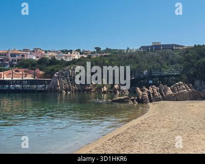 Porto Cervo, Sardegna, Italia - 15 luglio 2024: Comunità di resort di lusso in Costa Smeralda. La spiaggia Foto Stock