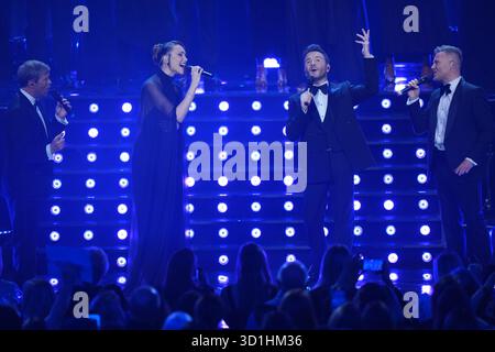 Loren Allred si esibisce con Westlife alla Royal Albert Hall di Londra. Data foto: Martedì 28 ottobre 2025. Foto Stock