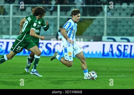 Pescara, Italia. 28 ottobre 2025. Matteo Dagasso di Delfino Pescara durante la partita di serie B BKT tra Pescara calcio e US Avellino 1912 allo Stadio Adriatico-Cornacchia il 28 ottobre 2025 a Pescara. Credito: Agenzia fotografica indipendente/Alamy Live News Foto Stock