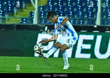Pescara, Italia. 28 ottobre 2025. Tommaso Corazza di Delfino Pescara durante la partita di serie B BKT tra Pescara calcio e US Avellino 1912 allo Stadio Adriatico-Cornacchia il 28 ottobre 2025 a Pescara. Credito: Agenzia fotografica indipendente/Alamy Live News Foto Stock