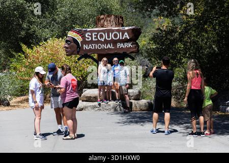 Il cartello d'ingresso al Sequoia National Park, che si trova nella Sierra Nevada meridionale in California. Foto Stock