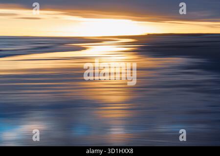 Sfocatura morbida che cattura l'oceano e il cielo con un effetto da sogno. Foto Stock