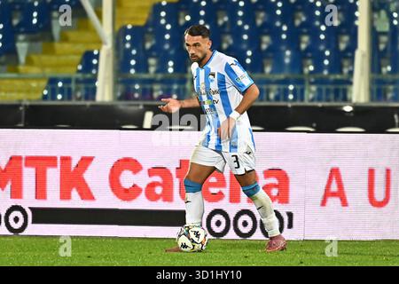 Pescara, Italia. 28 ottobre 2025. Gaetano Letizia di Delfino Pescara durante la partita di serie B BKT tra Pescara calcio e US Avellino 1912 allo Stadio Adriatico-Cornacchia il 28 ottobre 2025 a Pescara. ( Crediti: Andrea Iommarini/Alamy Live News Foto Stock