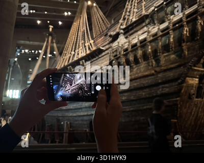 SWE Stoccolma - Hauptstadt des Königreich Schweden - Stadtansichten viele Toruisten kommen hierher - hier das Schiff Vasa affondò 1628 vor Stockholm noch auf seiner Jungfernfahrt. 333 Jahre am Meeresboden wurde das imposante Kriegsschiff geborgen, woraufhin es eine neue Reise antrat. Heute ist die Vasa das am besten erhaltene Schiff des 17. Jahrhunderts und a Stoccolma in einem eigens dafür errichteten Museum zu bewundern. Dieser einzigartige Kulturschatz umfasst 98 Prozent der Originalteile, darunter Hunderte kunstvoll geschnitzter Holzskulpturen. 040725 040725 Dresda *** SWE Stoccolma CA Foto Stock