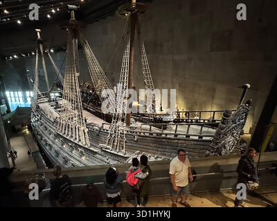 SWE Stoccolma - Hauptstadt des Königreich Schweden - Stadtansichten viele Toruisten kommen hierher - hier Blick auf das Schiff Vasa im Vasa Museum Das Vasa-Museum das Schiff Vasa affondato 1628 vor Stockholm noch auf Seiner Jungfernfahrt. 333 Jahre am Meeresboden wurde das imposante Kriegsschiff geborgen, woraufhin es eine neue Reise antrat. Heute ist die Vasa das am besten erhaltene Schiff des 17. Jahrhunderts und a Stoccolma in einem eigens dafür errichteten Museum zu bewundern. Dieser einzigartige Kulturschatz umfasst 98 Prozent der Originalteile, darunter Hunderte kunstvoll geschnitzter H. Foto Stock