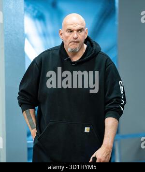 Washington, DC, USA. 28 ottobre 2025. Il senatore degli Stati Uniti John Fetterman (democratico della Pennsylvania) cammina dal suo ufficio al Campidoglio degli Stati Uniti a Washington, DC, USA, martedì 28 ottobre, 2025. credito: Andrew Thomas/CNP/dpa/Alamy Live News Foto Stock