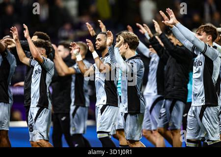 Anderlecht, Belgio. 28 ottobre 2025. I giocatori dell'Anderlecht festeggiano dopo aver vinto una partita di calcio tra RSC Anderlecht e KVK Ninove (N1) nella 1/16 finale della Coppa del Belgio Croky, martedì 28 ottobre 2025 a Bruxelles. BELGA PHOTO BRUNO FAHY credito: Belga News Agency/Alamy Live News Foto Stock