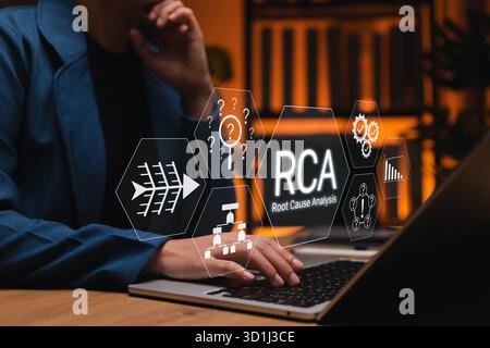 Concetto di analisi delle cause principali (RCA). Donna d'affari che analizza i dati utilizzando l'analisi delle cause principali sul laptop, visualizza il flusso di lavoro, processo di risoluzione dei problemi per Foto Stock