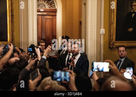 Washington, DC, USA. 28 ottobre 2025. Il Vice Presidente degli Stati Uniti JD Vance parte dal pranzo settimanale del Senato degli Stati Uniti presso il Campidoglio degli Stati Uniti a Washington, DC, USA, martedì 28 ottobre, 2025. si fermò e parlò con la stampa .Credit: Andrew Thomas/CNP/dpa/Alamy Live News Foto Stock