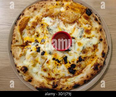 Quattro formaggi Delight. Pizza gustosa. Foto Stock