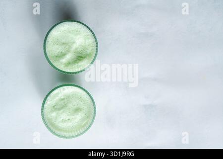 Vista dall'alto di due lattine di matcha Iced su sfondo bianco Foto Stock