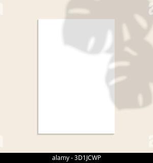 Foglio di carta bianco verticale con sovrapposizione di ombre foglie di palma tropicale. Biglietto da visita verticale o modello di invito al matrimonio. Modello opuscolo, scheda, poster Illustrazione Vettoriale