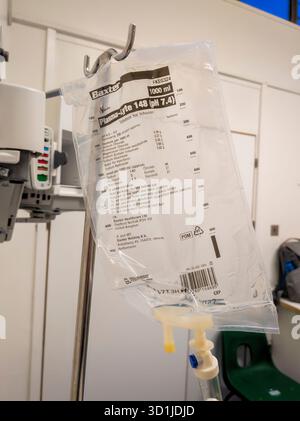 Una sacca di soluzione salina vuota elencando i suoi ingredienti, utilizzato per la terapia endovenosa, Basingstoke Hospital, Inghilterra. Concetto: Personale NHS, medici Foto Stock