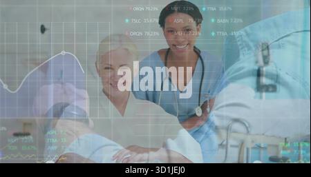 Il tecnico preleva il sangue dal paziente nella stanza dell'ospedale, camice, siringa e sovrapposizione cartografica Foto Stock