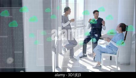 Colleghi in scrub che chiacchierano in lounge con tazze, con codice binario, icone di nuvole verdi su vetro Foto Stock