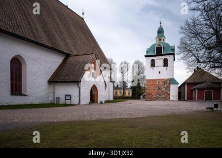 La cattedrale di Porvoo si erge con mattoni nel cuore della città storica della Finlandia. Foto Stock