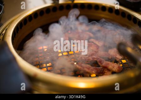 Primo piano della carne sfrigolata sul Tabletop Grill Foto Stock