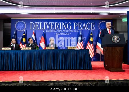 Il presidente Donald Trump pronuncia le sue osservazioni prima di firmare l’accordo di Kuala Lumpur con il primo ministro malese seri Anwar Ibrahim, il primo ministro cambogiano Hun Manet e il primo ministro thailandese Anutin Charnvirakul, domenica 25 ottobre 2025, al vertice ASEAN a Kuala Lumpur, Malesia. (Foto ufficiale della Casa Bianca di Daniel Torok) Foto Stock