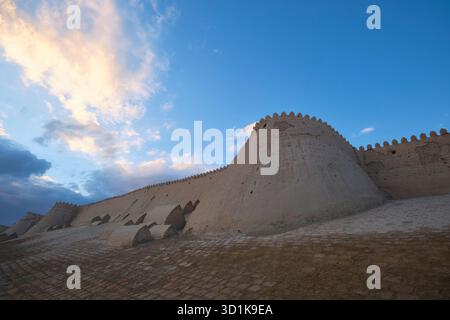 Vista pomeridiana di un bastione. Lungo il fango, parete perimetrale di paglia. Vista esterna della città murata, sezione di Ichan Kala di Khiva, Uzbekistan. Foto Stock