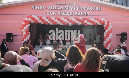 Celebrazioni della Festa della Repubblica in Turchia i bambini celebrano il 102 ° anniversario della Festa della Repubblica della Turchia, una festa nazionale che commemora il 29 ottobre 1923, quando Mustafa Kemal Atatürk proclamò la fondazione della Repubblica di Turchia. Gaziantep, Turchia 29 ottobre 2025. Gaziantep Turchia Copyright: XMohammadxBashirxAldaherx Foto Stock