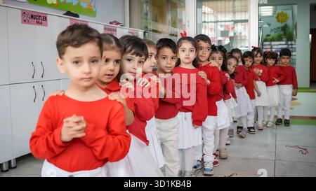 Celebrazioni della Festa della Repubblica in Turchia i bambini celebrano il 102 ° anniversario della Festa della Repubblica della Turchia, una festa nazionale che commemora il 29 ottobre 1923, quando Mustafa Kemal Atatürk proclamò la fondazione della Repubblica di Turchia. Gaziantep, Turchia 29 ottobre 2025. Gaziantep Turchia Copyright: XMohammadxBashirxAldaherx Foto Stock