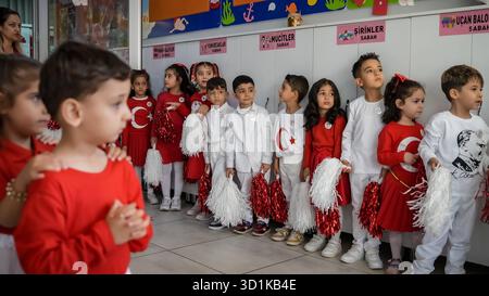 Celebrazioni della Festa della Repubblica in Turchia i bambini celebrano il 102 ° anniversario della Festa della Repubblica della Turchia, una festa nazionale che commemora il 29 ottobre 1923, quando Mustafa Kemal Atatürk proclamò la fondazione della Repubblica di Turchia. Gaziantep, Turchia 29 ottobre 2025. Gaziantep Turchia Copyright: XMohammadxBashirxAldaherx Foto Stock