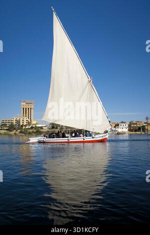 Felucca - tradizionale barca a vela in legno sul Nilo in Egitto Foto Stock
