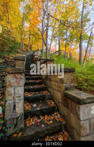 Gradini rustici in pietra nel Parco autunnale Foto Stock