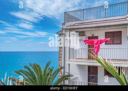 Il balcone di un appartamento per vacanze soleggiato a Salou, Costa Dorada, Spagna, offre splendide viste sul blu profondo del Mar Mediterraneo Foto Stock