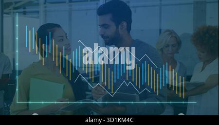 Quattro professionisti in abbigliamento casual aziendale che discutono le classifiche in ufficio, tablet notebook con cartelle Foto Stock