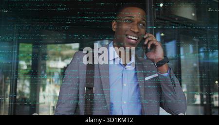 Uomo d'affari che parla con smartphone in blazer grigio e borsa da trasporto in vetro, con glitch Foto Stock