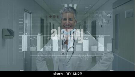 In piedi medico senior che indossa cappotto, stetoscopio in corridoio ospedale, con maschera, dispenser, grafici Foto Stock