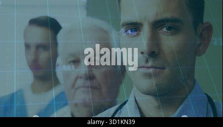 Medico in piedi che indossa una camicia blu con cravatta presso il laboratorio, con stetoscopio e griglia sovrapposta, spazio copia Foto Stock