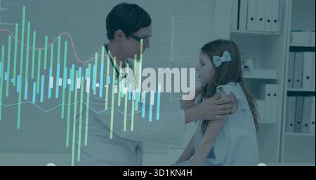 Medico esaminatore che indossa un camice da laboratorio che posiziona lo stetoscopio sul paziente nella sala esame, con sovrapposizione dei dati Foto Stock