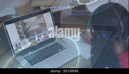 Ragazza che indossa una camicia rossa, la cuffia scarabocchiava in un notebook con matita a casa, con laptop, spazio per le copie Foto Stock