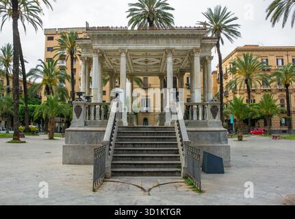 Palchetto della musica in Piazza Castelnuovo, Palermo, Sicilia, Italia. Architettura civica neoclassica del XIX secolo. Colonne corinzie Foto Stock