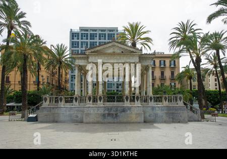 Palchetto della musica in Piazza Castelnuovo, Palermo, Sicilia, Italia. Architettura civica neoclassica del XIX secolo. Colonne corinzie Foto Stock