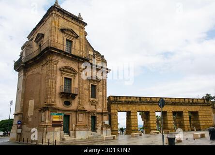 Pilastro sud di porta felice nel quartiere Kalsa di Palermo, Sicilia, Italia. Costruito nel 1582-1637 come porta cerimoniale. Multilivello. Foto Stock