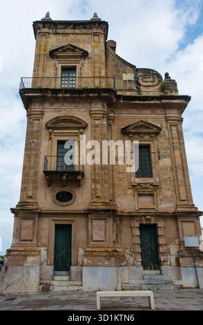 Pilastro sud di porta felice nel quartiere Kalsa di Palermo, Sicilia, Italia. Costruito nel 1582-1637 come porta cerimoniale. Multilivello. Foto Stock