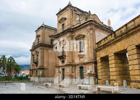 Porta felice nel quartiere Kalsa di Palermo, Sicilia, Italia. Costruito nel 1582-1637 come porta cerimoniale. A più livelli con muratura in pietra rusticata Foto Stock