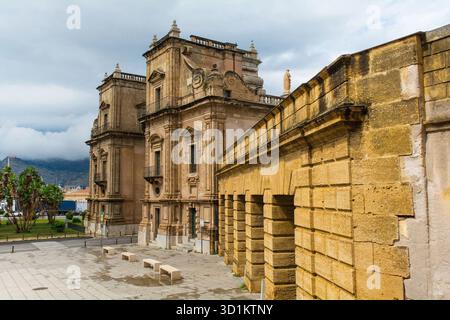 Porta felice nel quartiere Kalsa di Palermo, Sicilia, Italia. Costruito nel 1582-1637 come porta cerimoniale. A più livelli con muratura in pietra rusticata Foto Stock
