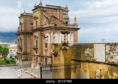 Porta felice nel quartiere Kalsa di Palermo, Sicilia, Italia. Costruito nel 1582-1637 come porta cerimoniale. A più livelli con muratura in pietra rusticata Foto Stock