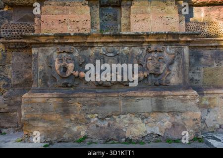 Porta nuova a Palermo, Sicilia, Italia. Costruito nel XV secolo, ricostruito nel XVII. Dettaglio in rilievo di maschere grottesche con bocca aperta, scaglie o ghirlande Foto Stock