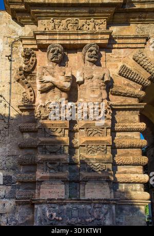 Porta nuova a Palermo, Sicilia, Italia. Costruito nel XV secolo, ricostruito nel XVII. Arco trionfale fiancheggiato da sculture di telamone, visto qui Foto Stock