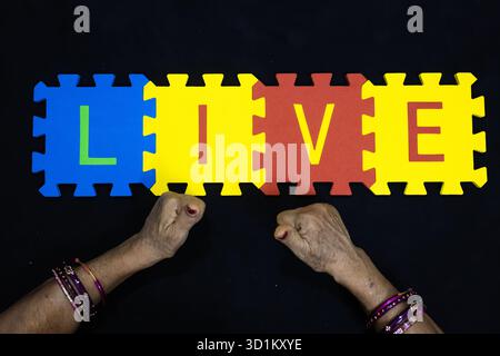 concetto di positività e motivazione mano che mostra il segno di pace sulla parola dal vivo Foto Stock