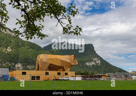Mollis, Svizzera - agosto 29. 2025: La grande mucca di legno (21 metri di altezza) al Swiss Wrestling and Alpine Festival, che è la più tradizionale Foto Stock