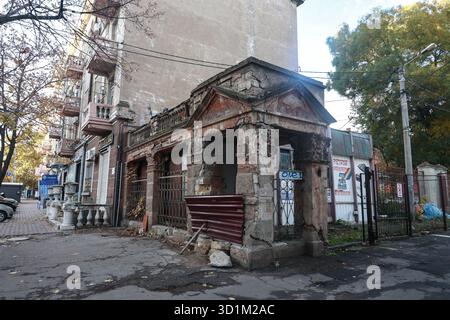 La porta storica, un monumento architettonico di importanza locale comunemente noto come il cortile dei pesci, è in condizione di emergenza in via Marka Kropyvnytskoho, Mykolaiv, Ucraina, il 28 ottobre 2025. Situata nel sud dell'Ucraina, Mykolaiv fornisce all'Ucraina l'accesso al Mar Nero. La città è uno dei principali centri di costruzione navale sul Mar Nero. Il 25 marzo 2022, il presidente ucraino Volodymyr Zelenskyy assegnò a Mykolaiv il titolo di città eroina dell'Ucraina per la battaglia di Mykolaiv. (Foto di Nina Liashonok/Ukrinform) Foto Stock