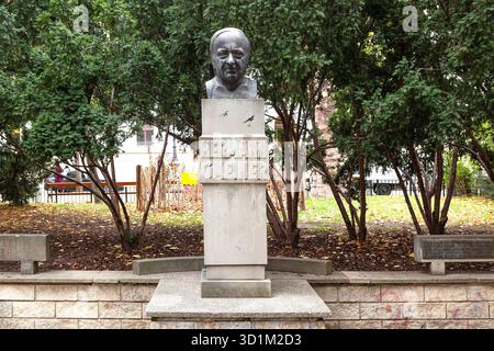 Hermann-Gmeiner-Denkmal, Gründer von SOS Kinderdorf, Parco a Wien, Österreich // Monumento Hermann Gmeiner, fondatore del villaggio per bambini SOS, parco a Vienna, Austria - 20251028 PD19692 credito: APA-PictureDesk/Alamy Live News Foto Stock